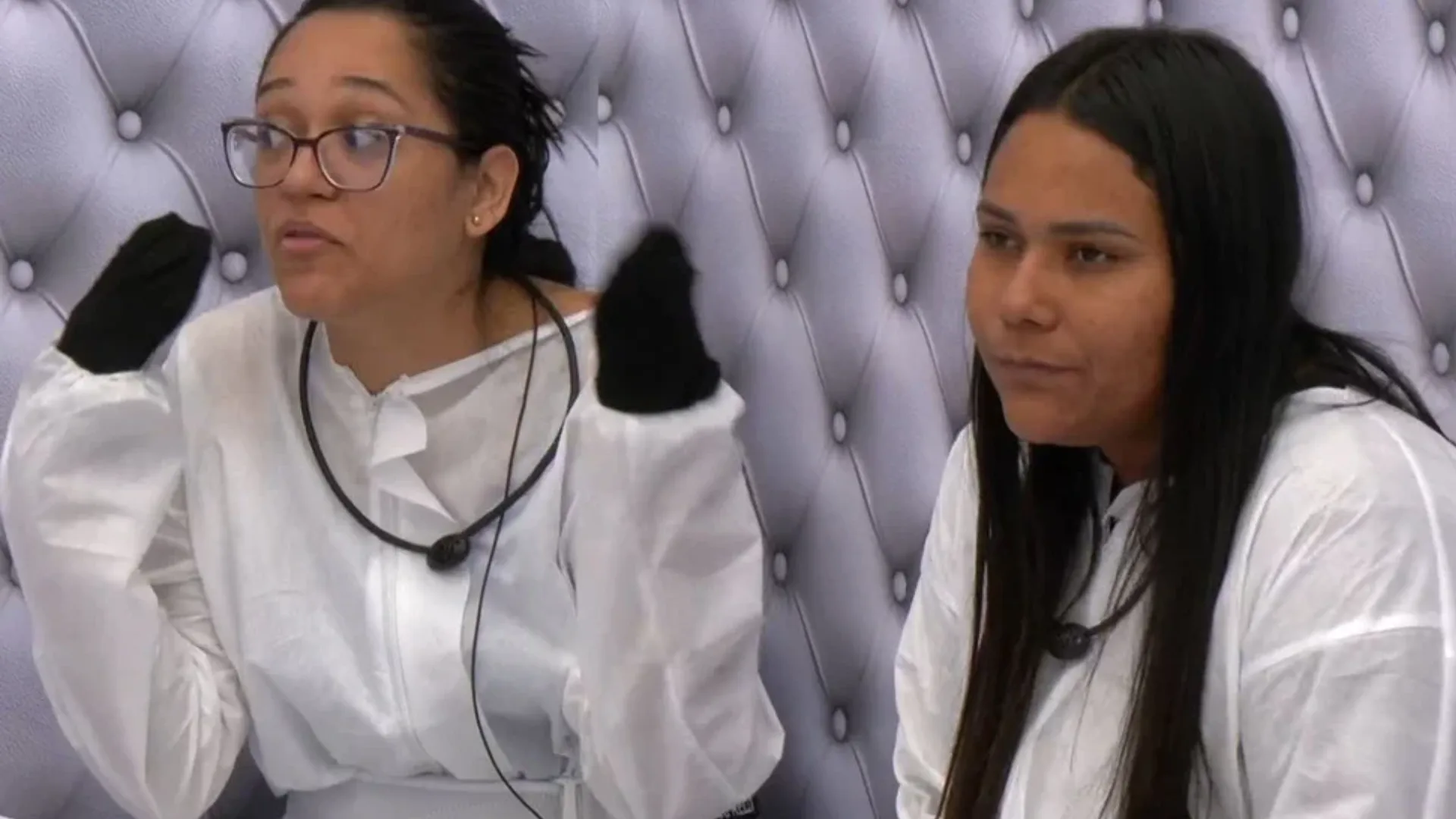 Chaiany brinca ao vivo ao revelar uso de aplicativo pirata e recua: “Diga não à pirataria”