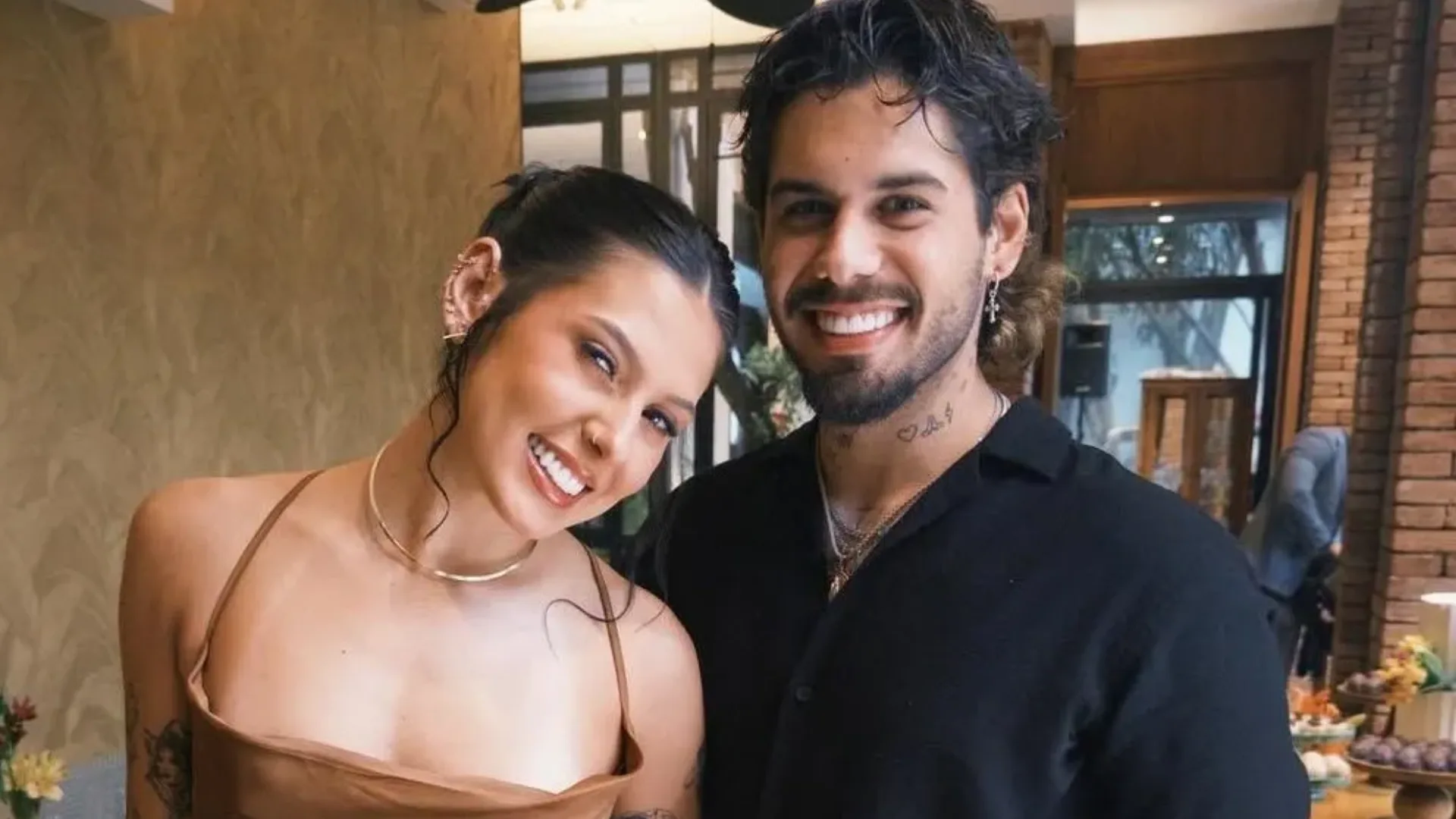 Ana Castela faz gesto em show em data ligada a Zé Felipe