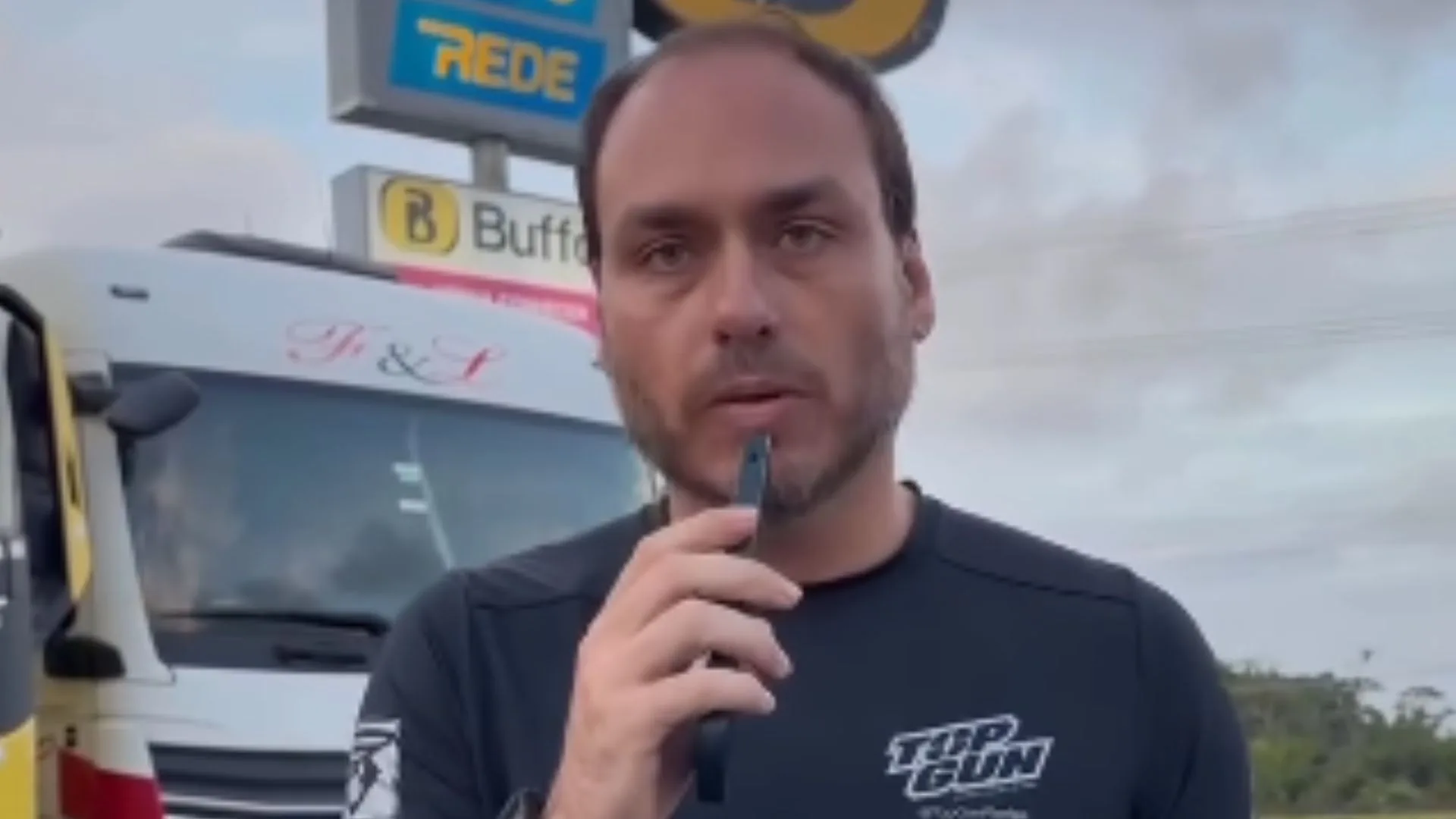 Filho de Bolsonaro critica transferência do pai para a Papudinha