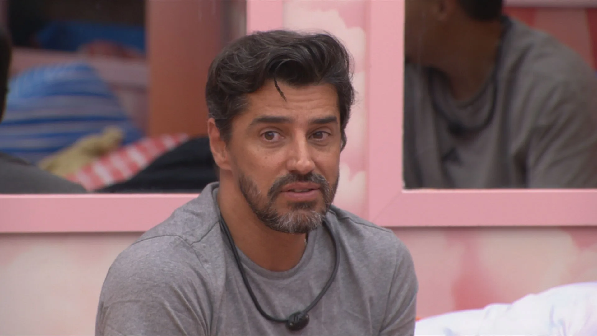 Cowboy viraliza com jeito inusitado de secar o cabelo