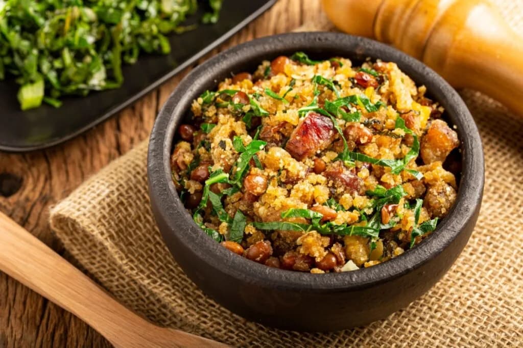 Feijão-tropeiro: aprenda a fazer o famoso prato da culinária de Minas Gerais