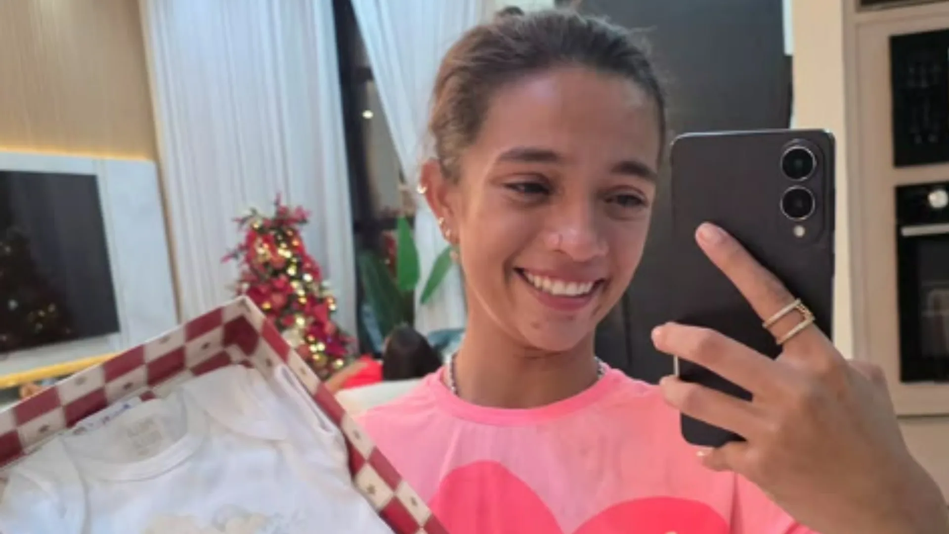 Rayssa Leal se emociona ao descobrir que vai ganhar um irmão