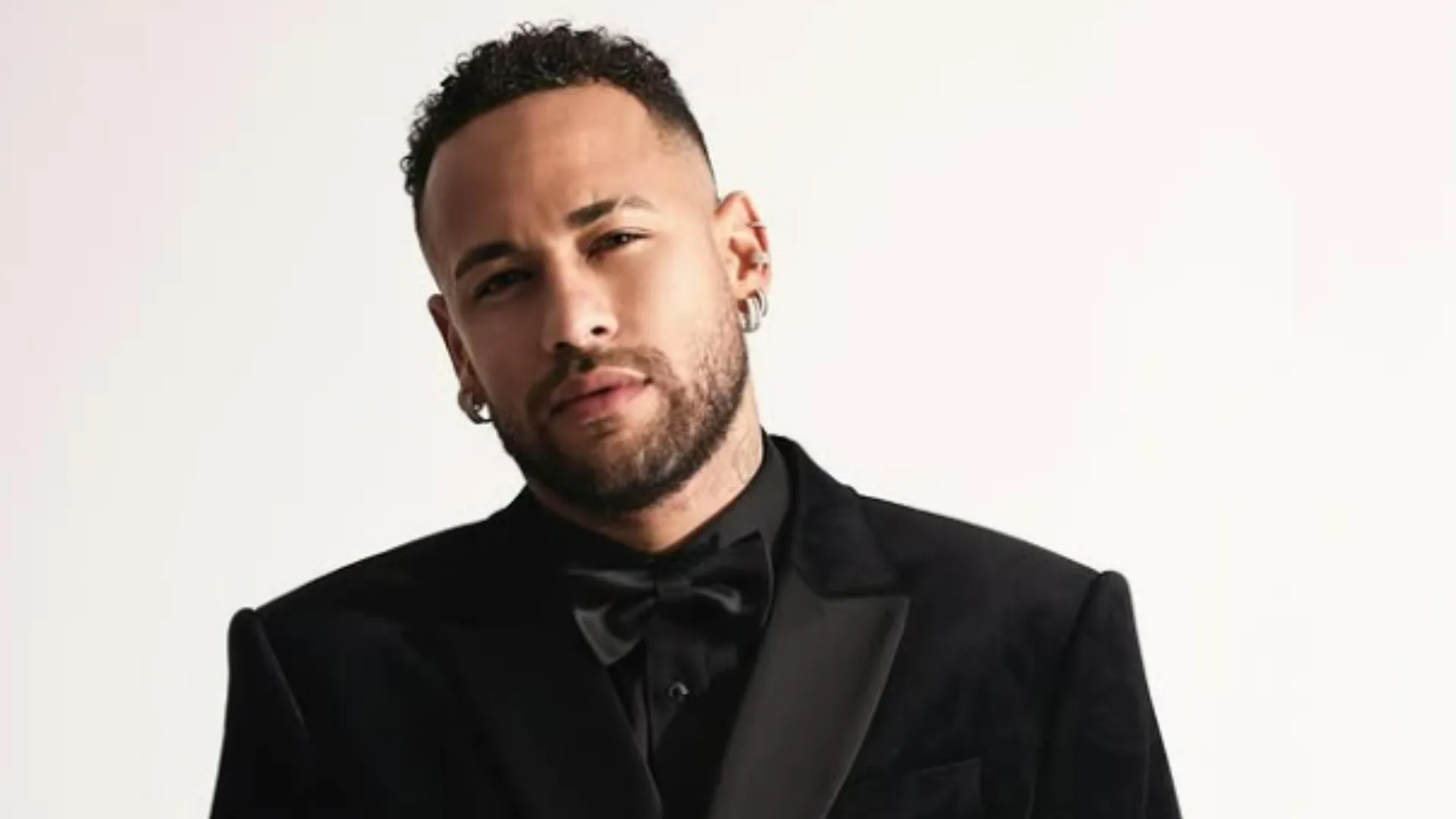 Até Batmóvel! Neymar impressiona ao mostrar veículos de luxo