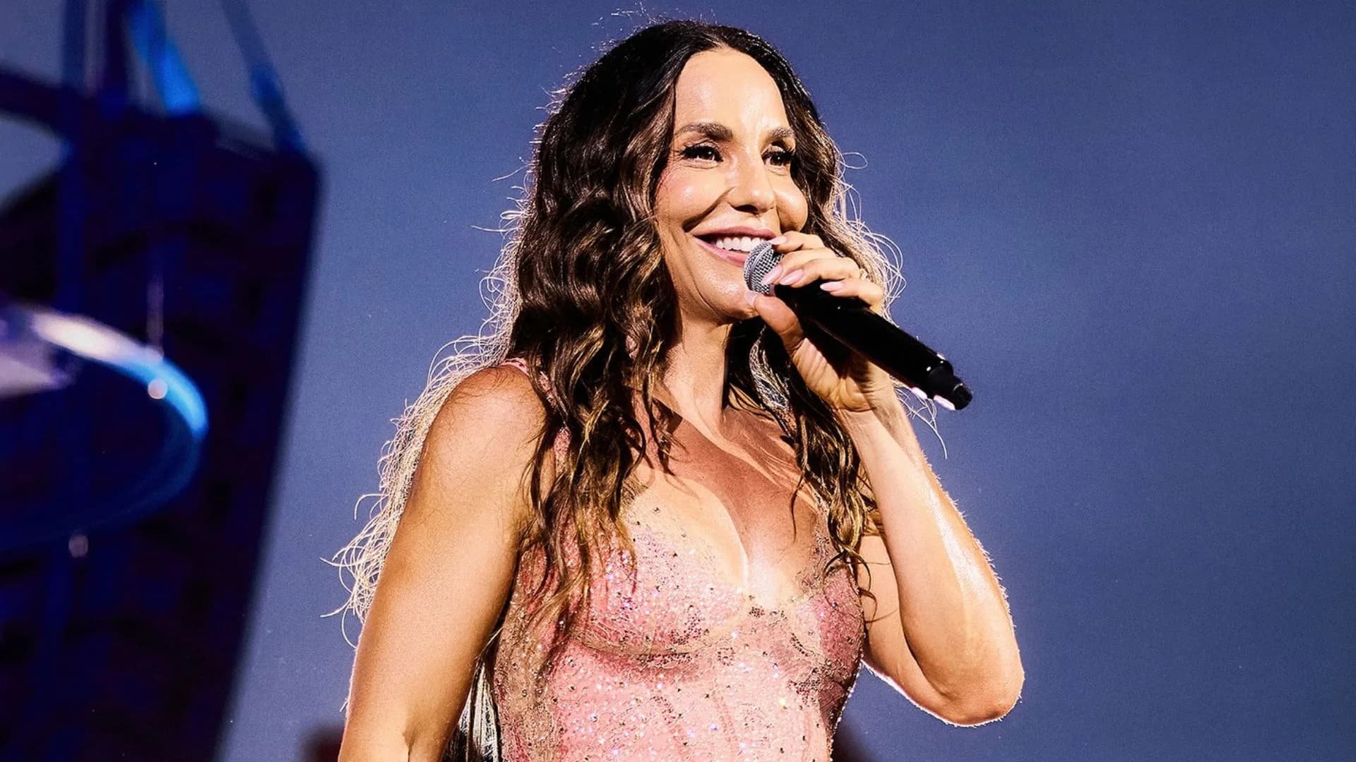Ivete surge deslumbrante em bastidores de show e arranca elogios