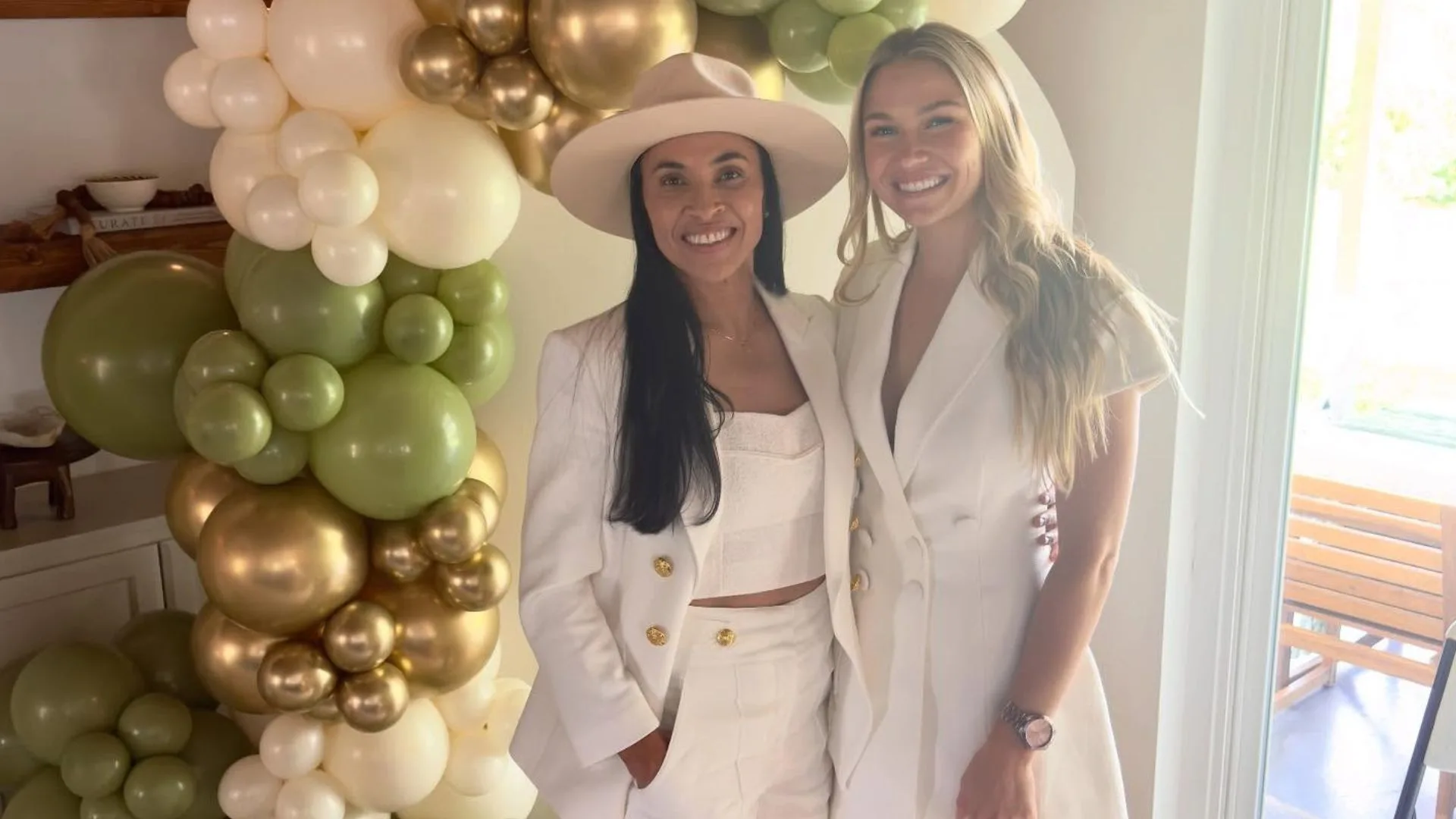 Marta se casa com a ex-jogadora Carrie Lawrence e celebra união