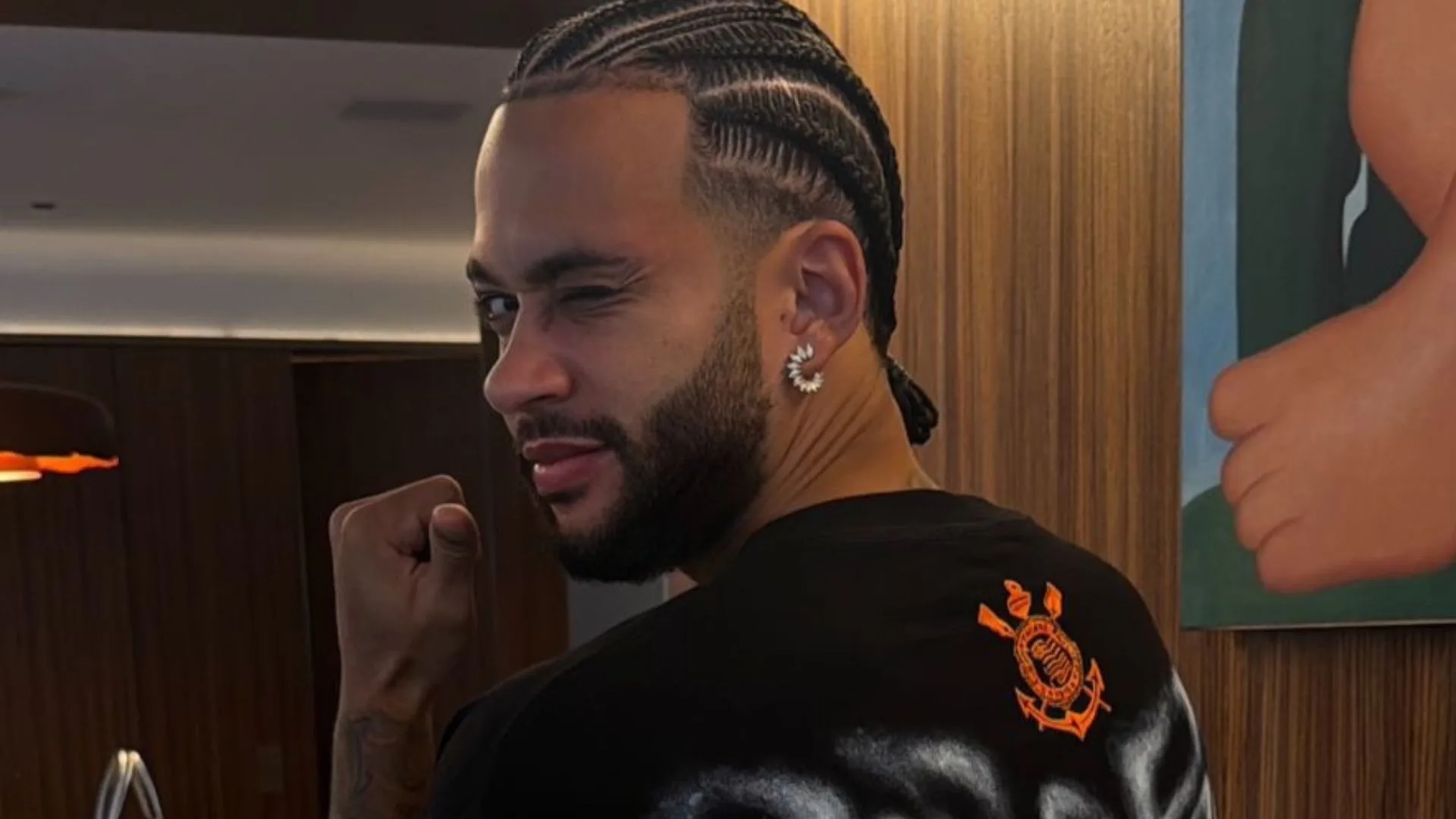 Memphis Depay deixa recado em português após ganhar presente