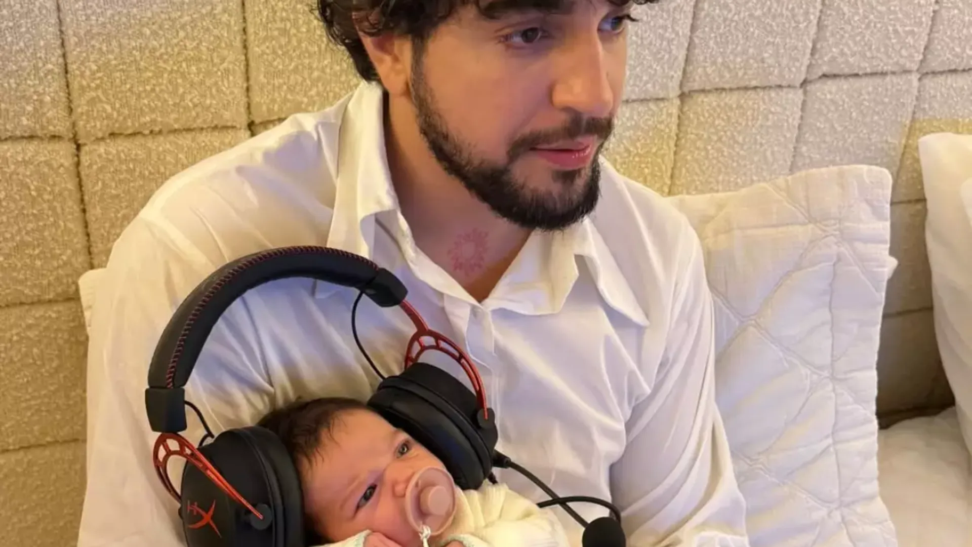 Nattan encanta ao jogar videogame com a filha Zuza no colo