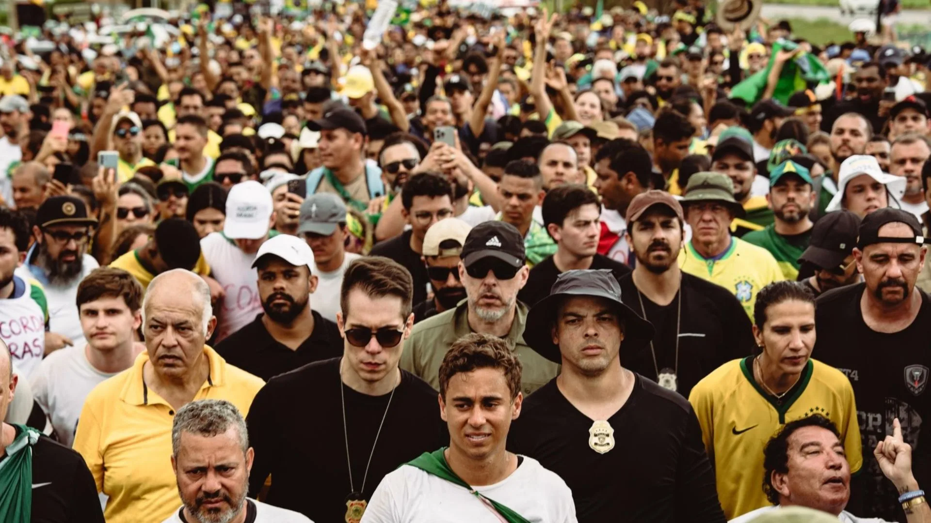 Novas imagens mostram raio atingindo ato de Nikolas Ferreira