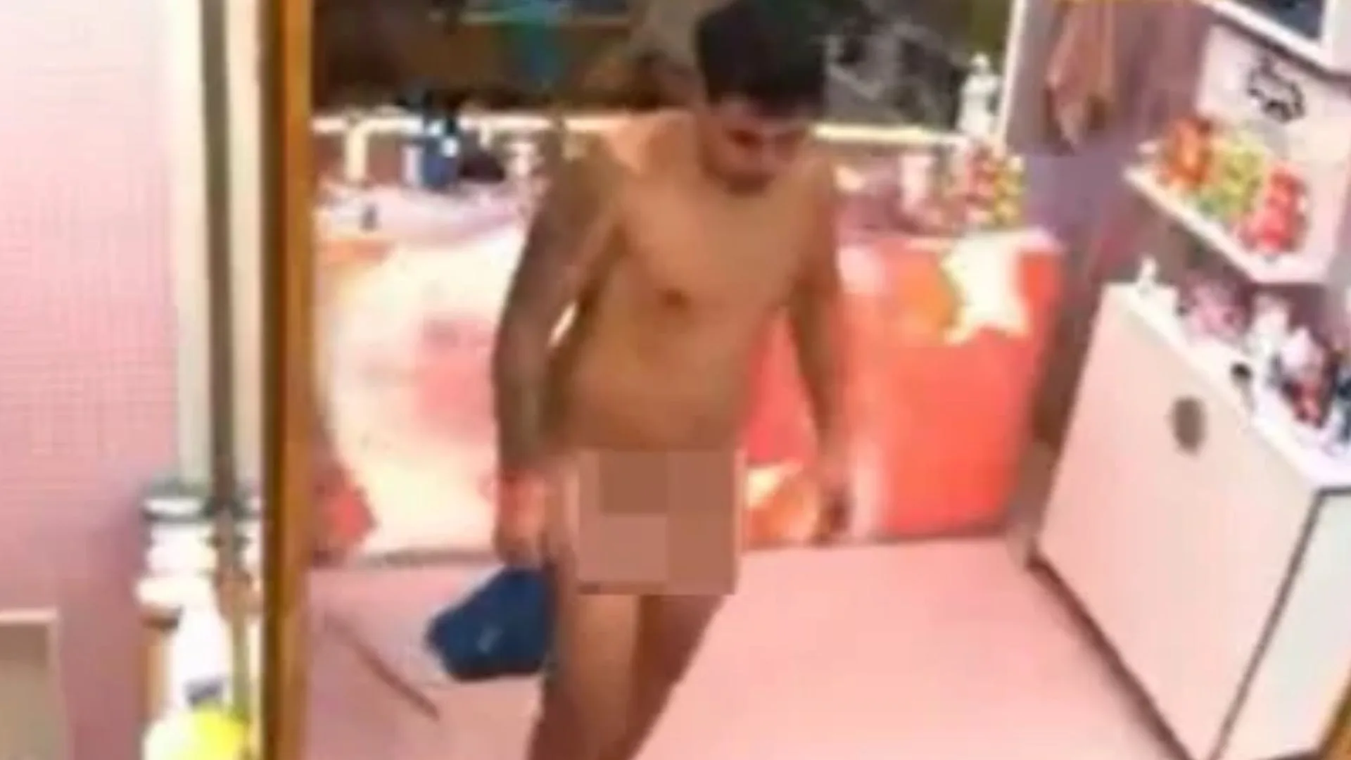 BBB 26: Pedro choca ao aparecer completamente pelado pela casa