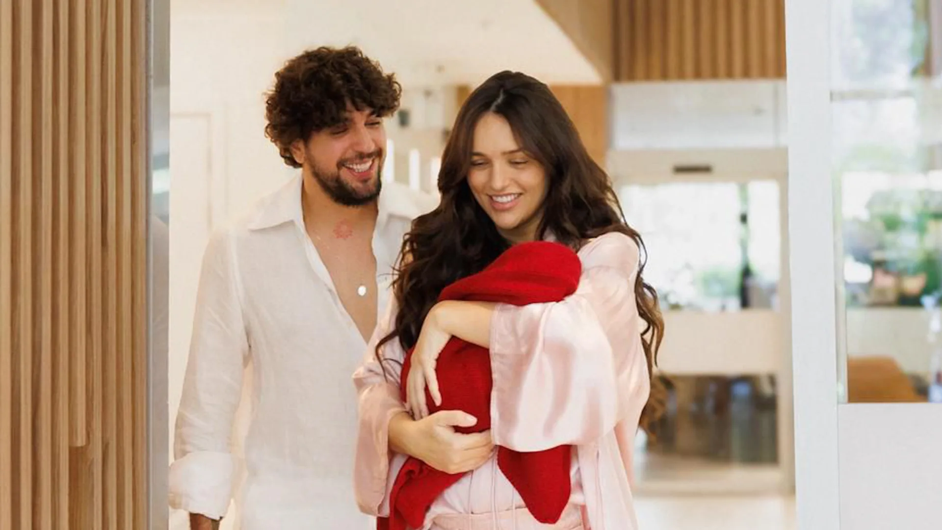 Rafa Kalimann emociona ao surgir com a filha ao som de Nattan