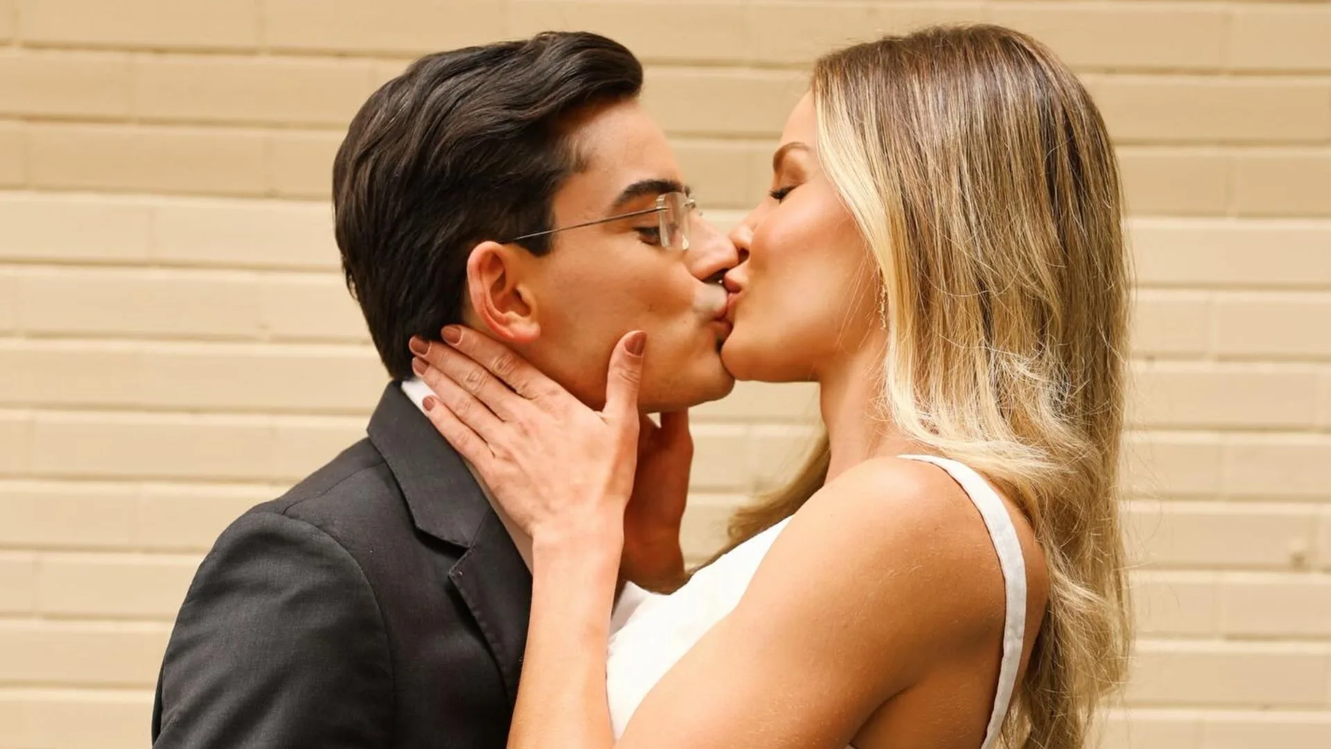 Dudu Camargo e Saory se beijam e celebram o início de 2026