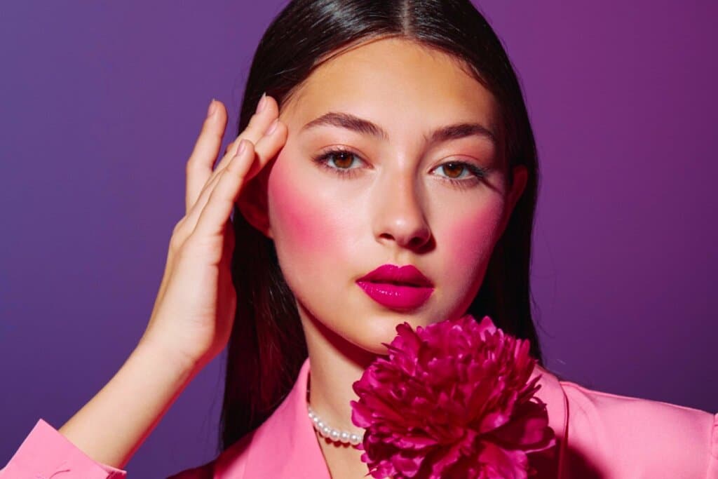 Mais é mais: 4 dicas para inserir o maximalismo na maquiagem