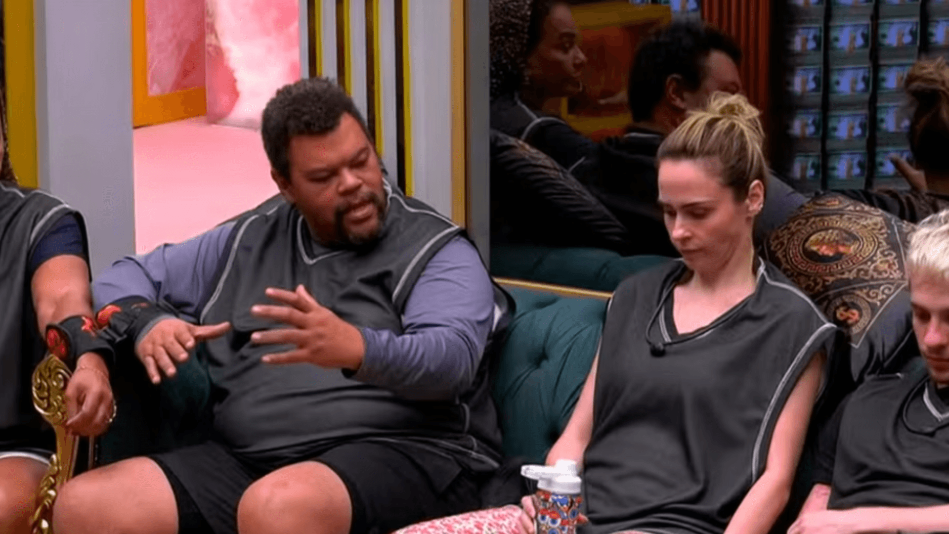 Babu tira Ana Paula da Prova do Anjo e os dois discutem na sala