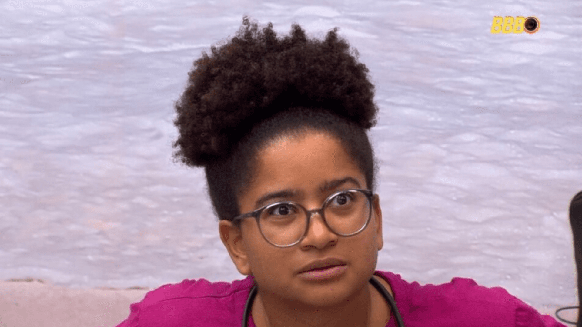 Milena pensa em manchar chapéu do Cowboy e é aconselhada