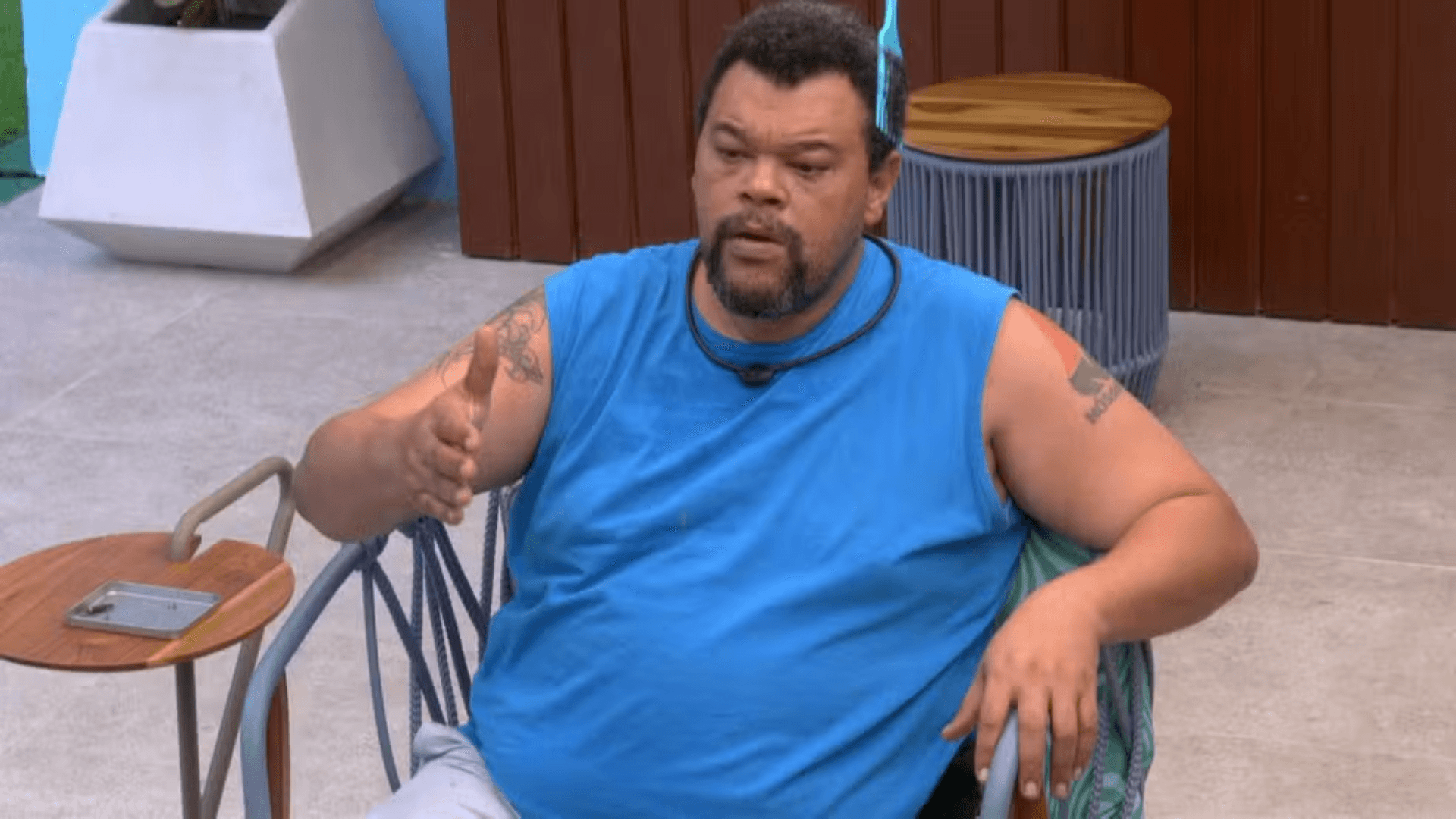 Babu se irrita ao tentar descobrir indicação de Samira