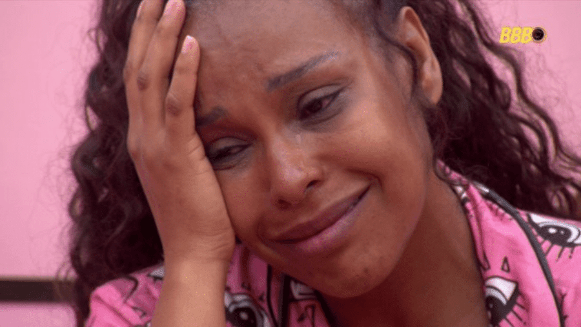 Após confusão, Sol cai no choro sozinha no quarto