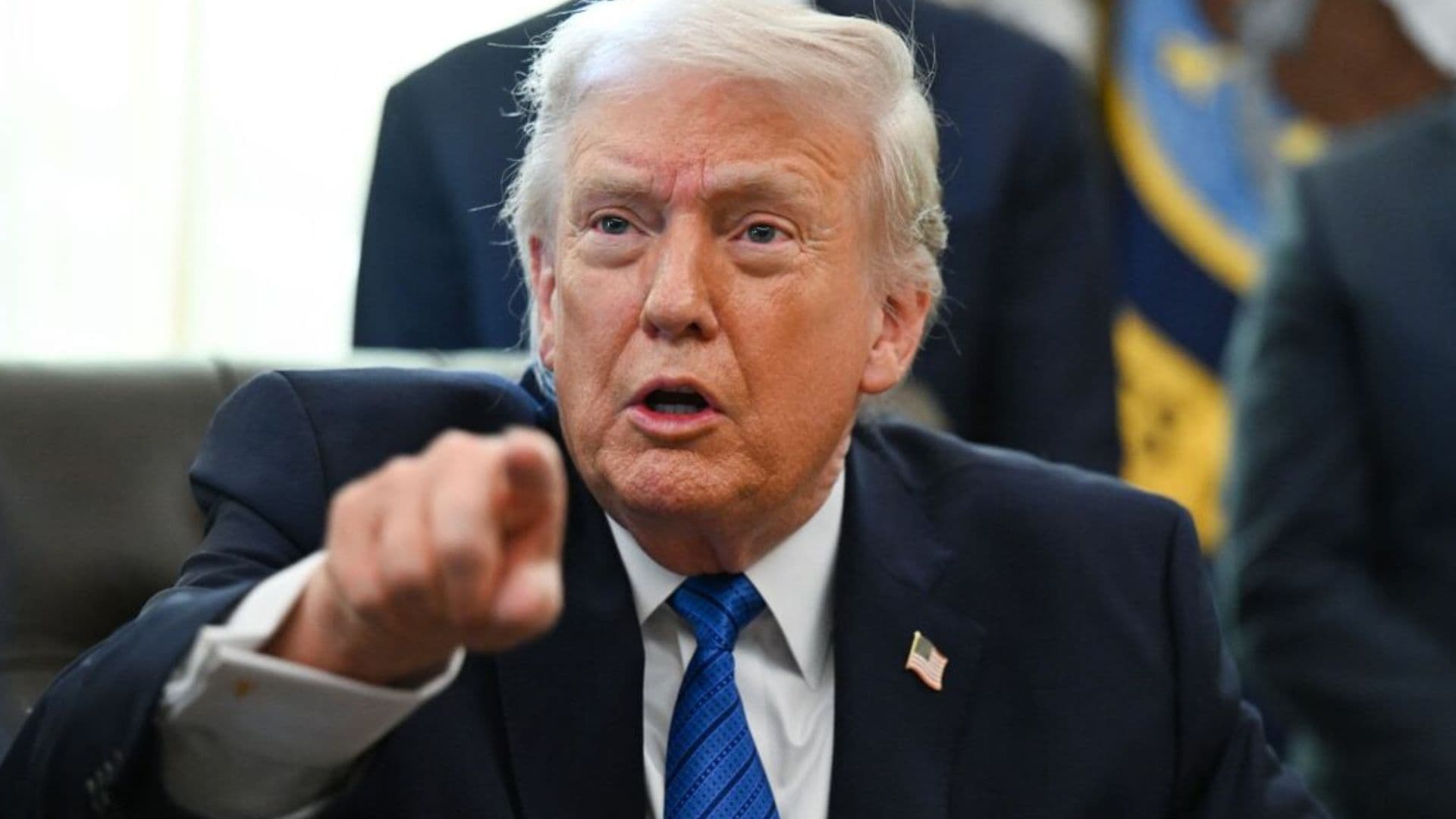 Trump posta vídeo com montagem do casal Obama como macacos