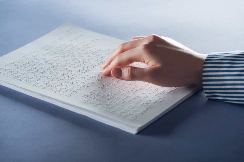 Volta às aulas: veja a importância da inclusão de crianças com deficiência visual nas escolas