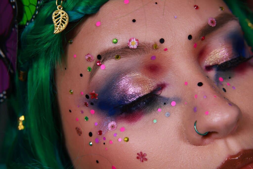 Veja como reproduzir as maquiagens da Zara Larsson para o Carnaval