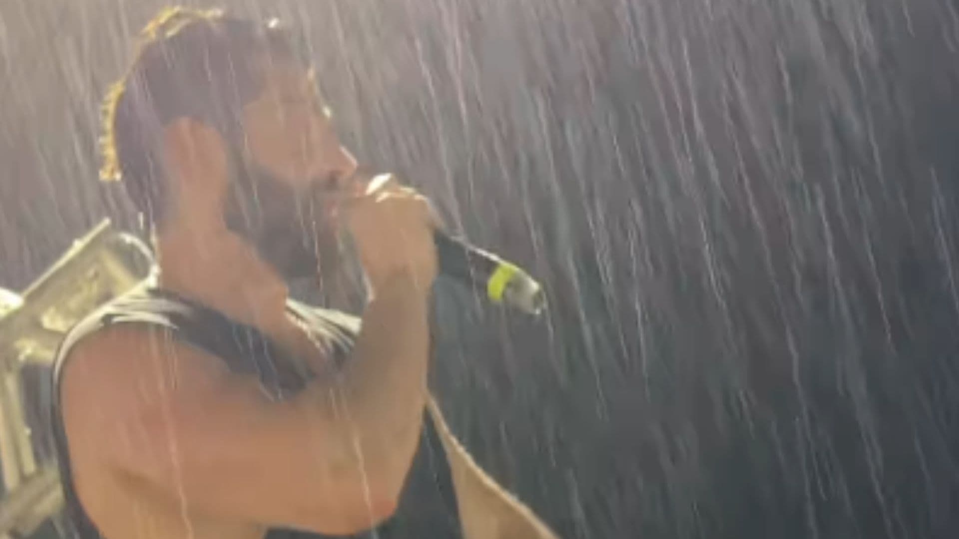 Alok choca ao agitar multidão sob forte chuva em trio elétrico