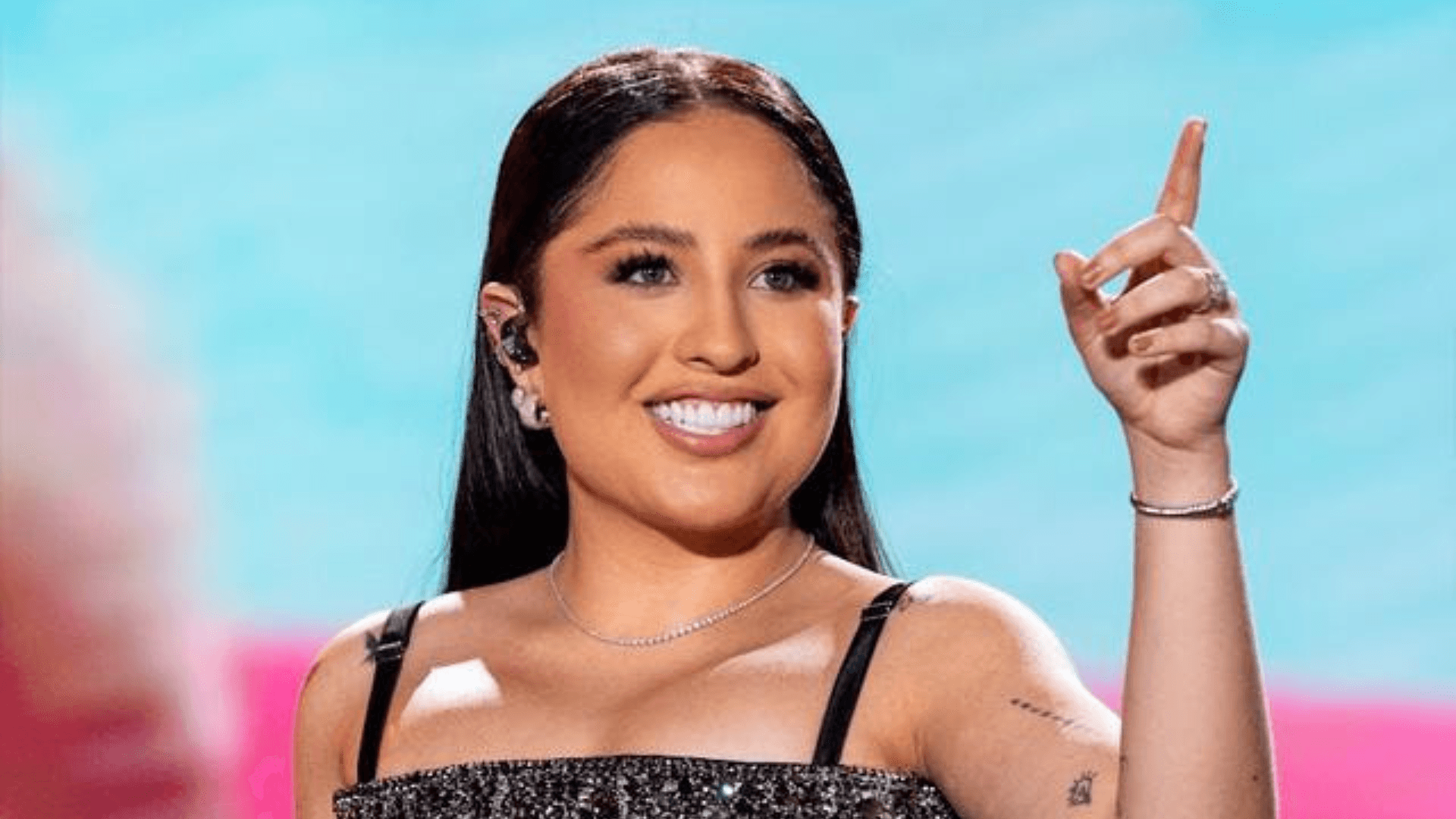 Mari Fernandez se apresenta em caminhão-pipa e se joga no meio de 600 mil foliões em São Luís