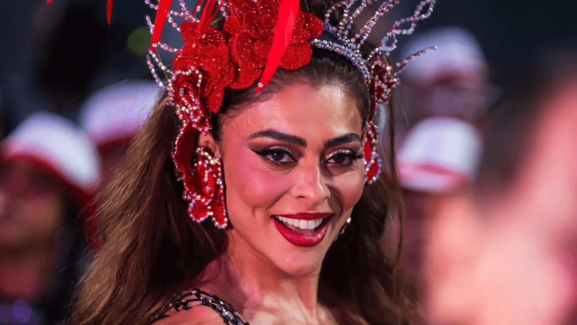 Juliana Paes brilha em ensaio da Viradouro mesmo sob chuva na Sapucaí