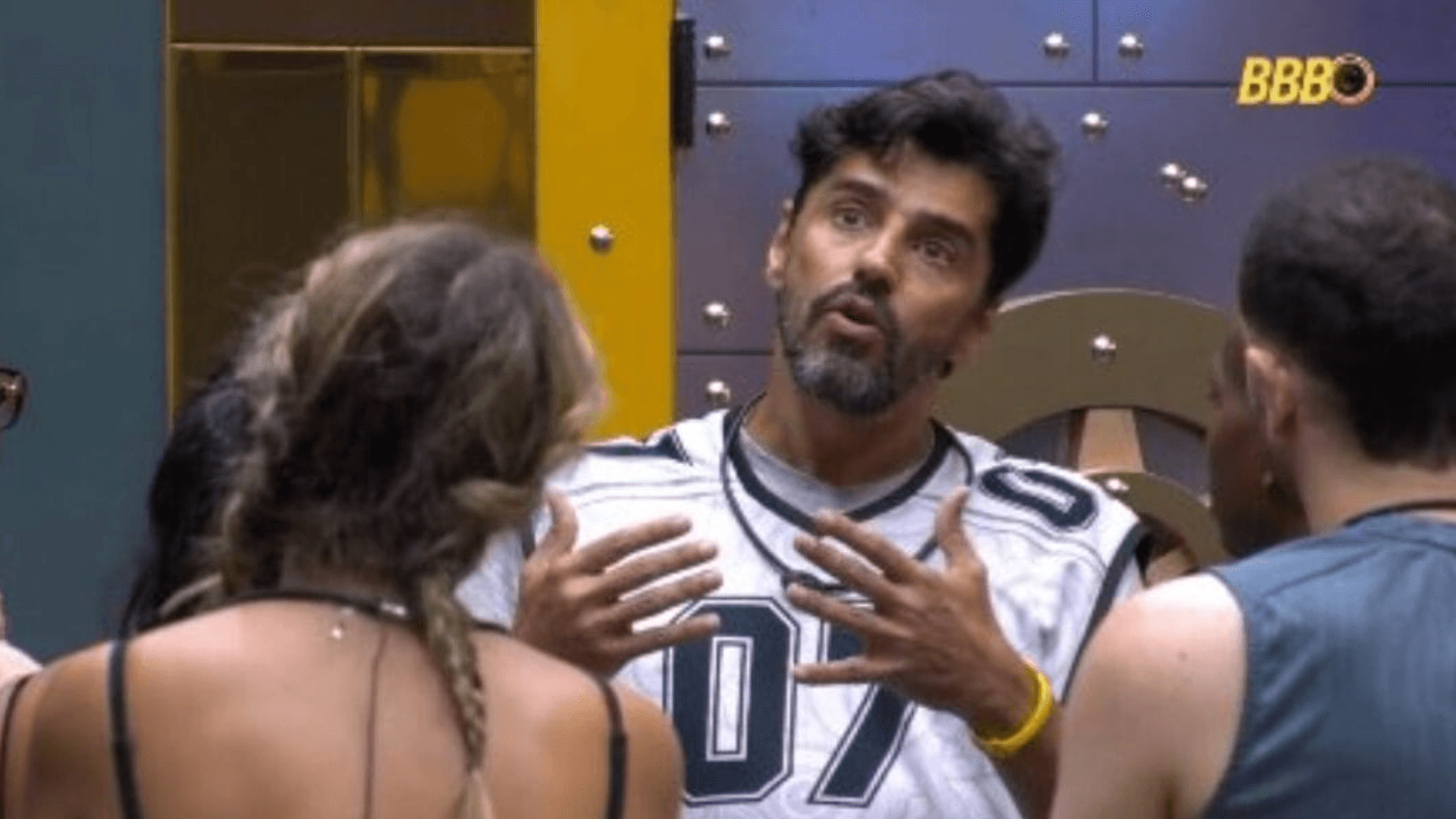 Alberto Cowboy engasga, perde o ar e brothers se desesperam