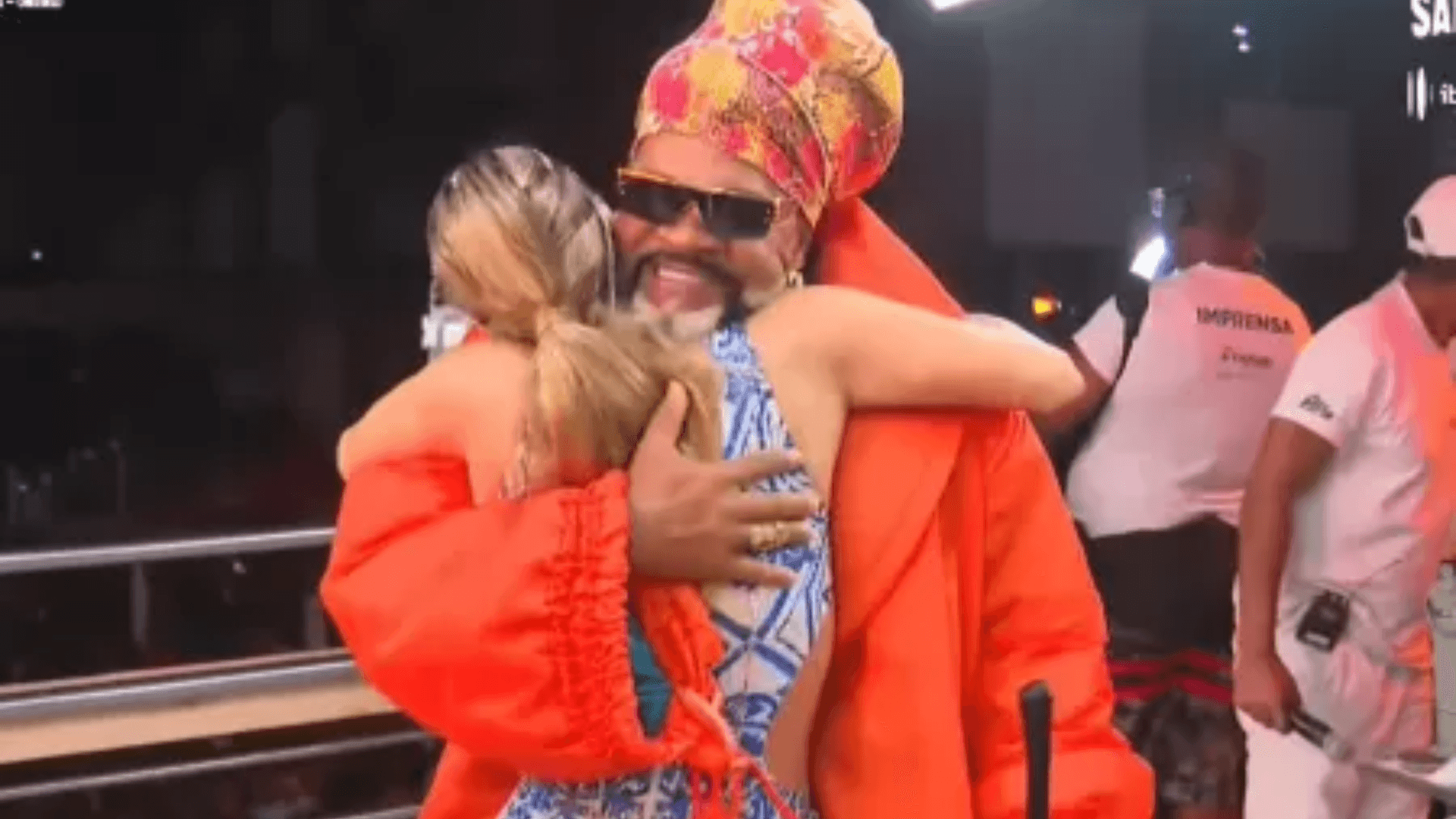 Carlinhos Brown defende Claudia Leitte: “Tem que falar de Deus”