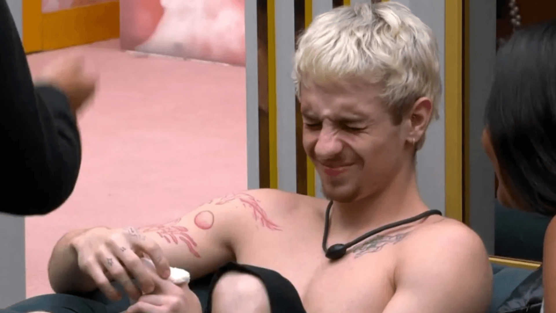 BBB 26: Juliano sofre acidente na cozinha e precisa levar pontos