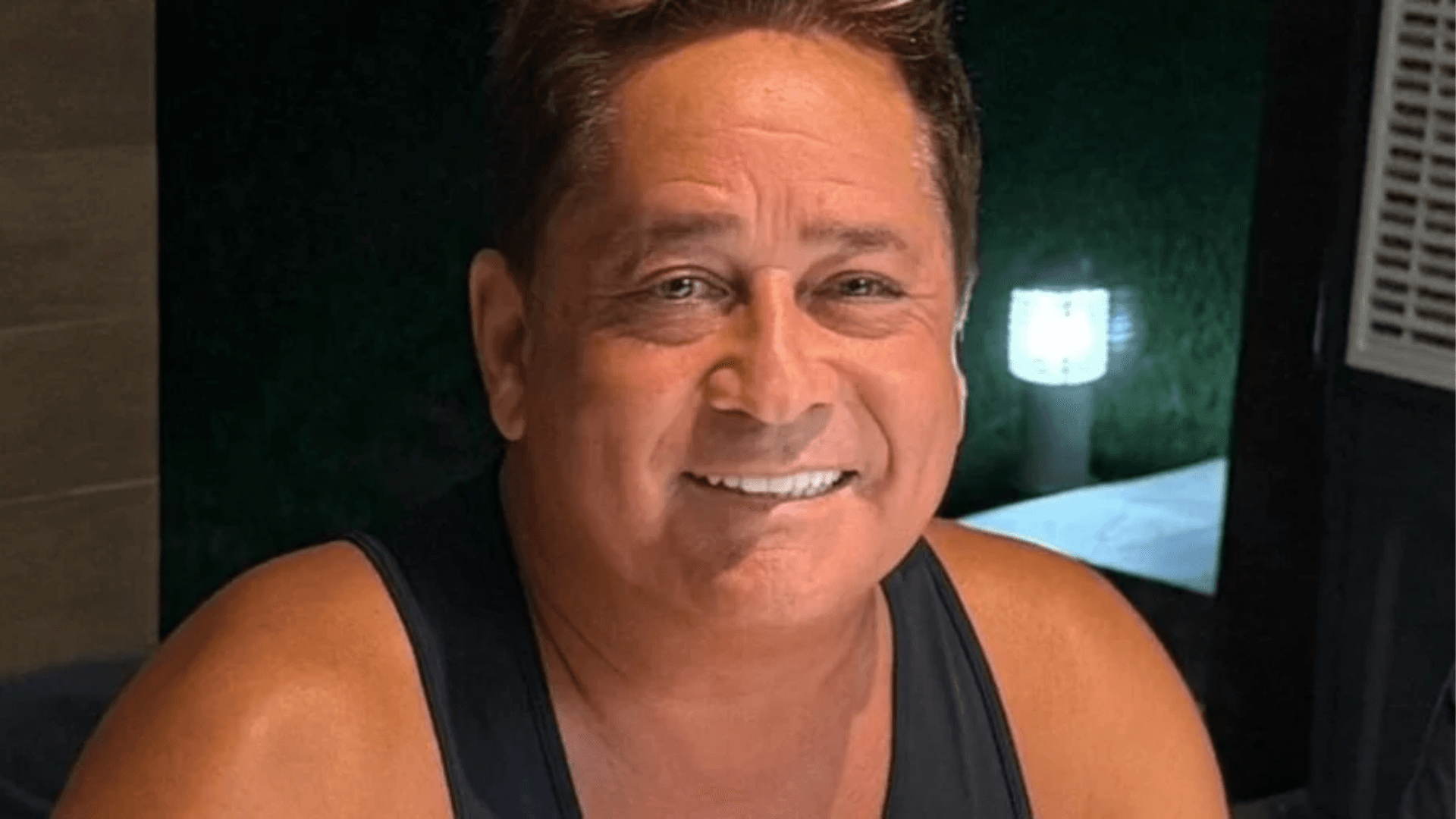 Leonardo culpa cachaça por pé inchado e diverte Poliana