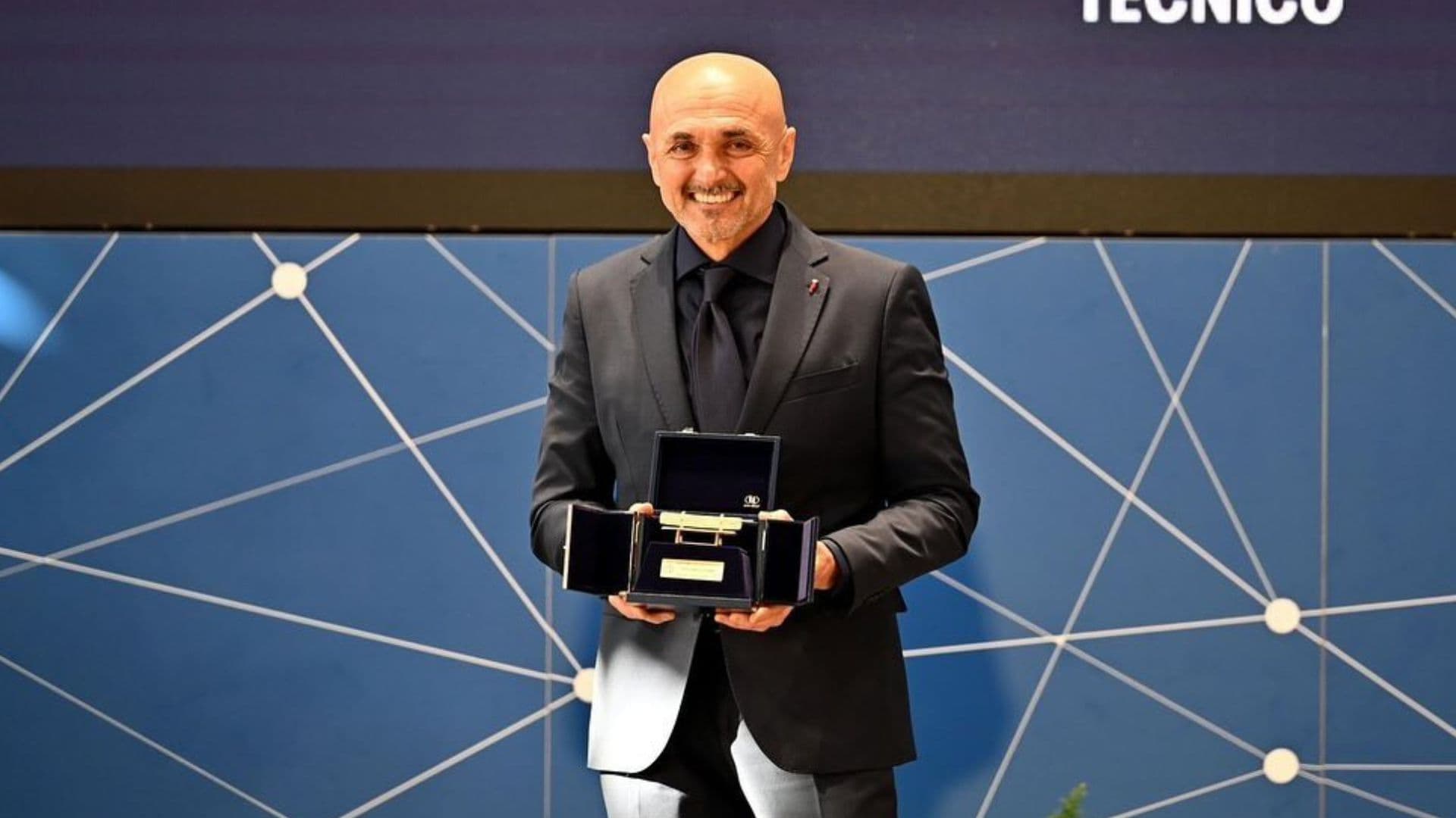 Técnico da Juventus dá beijo no ombro de repórter ao reclamar do VAR