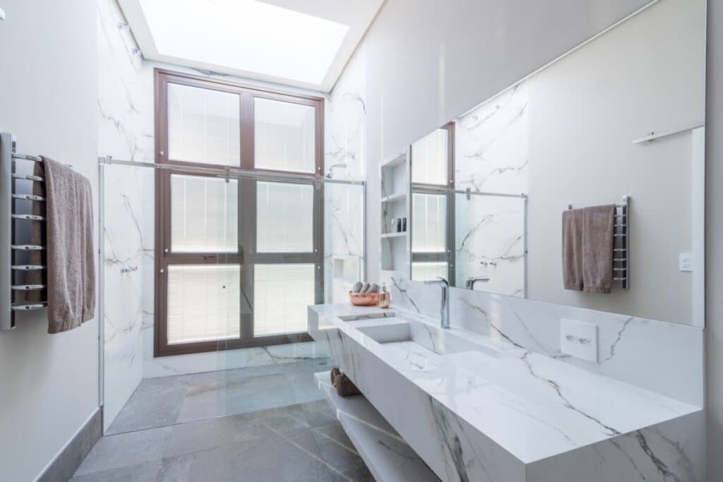 Iluminação zenital: veja os benefícios de incluí-la nos projetos de arquitetura