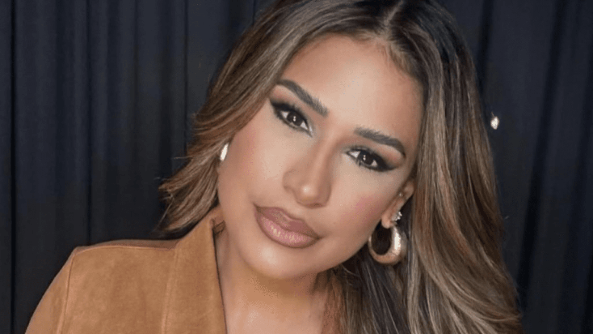 Simone Mendes come hot dog na rua e emociona vendedor