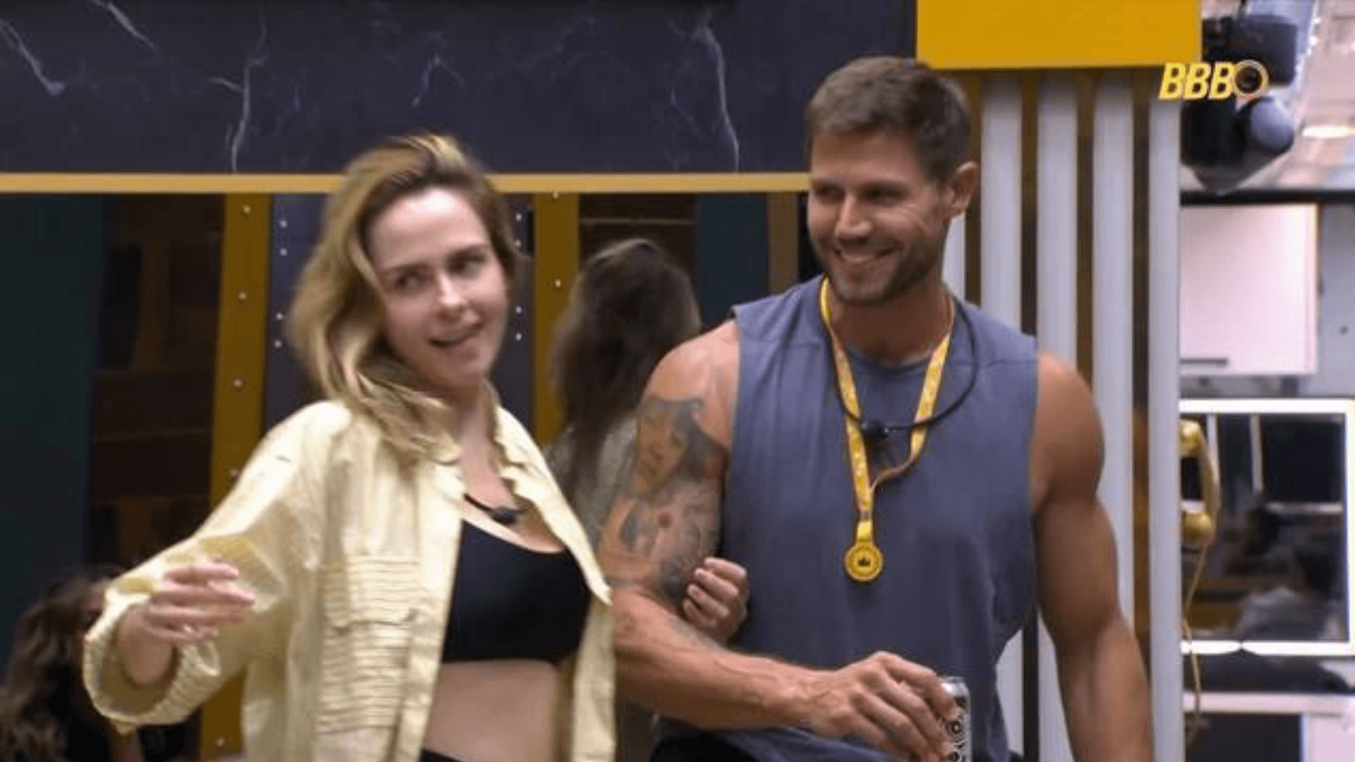 Ana Paula provoca Jonas após festa: “Repetiu de namorada?”