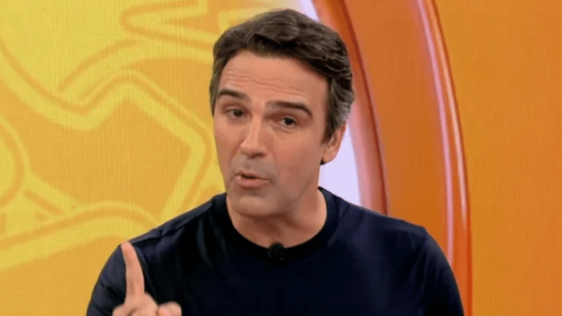 Tadeu Schmidt anuncia classificados da Prova do Líder