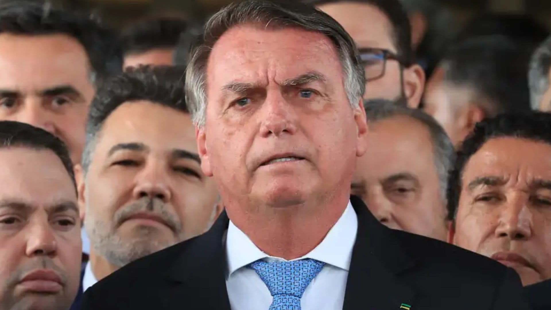 Carlos Bolsonaro publica foto do pai em hospital e diz que situação ‘é muito delicada’