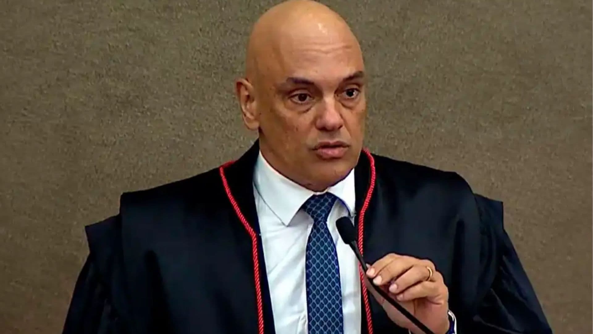 Alexandre de Moraes autoriza prisão domiciliar para Jair Bolsonaro