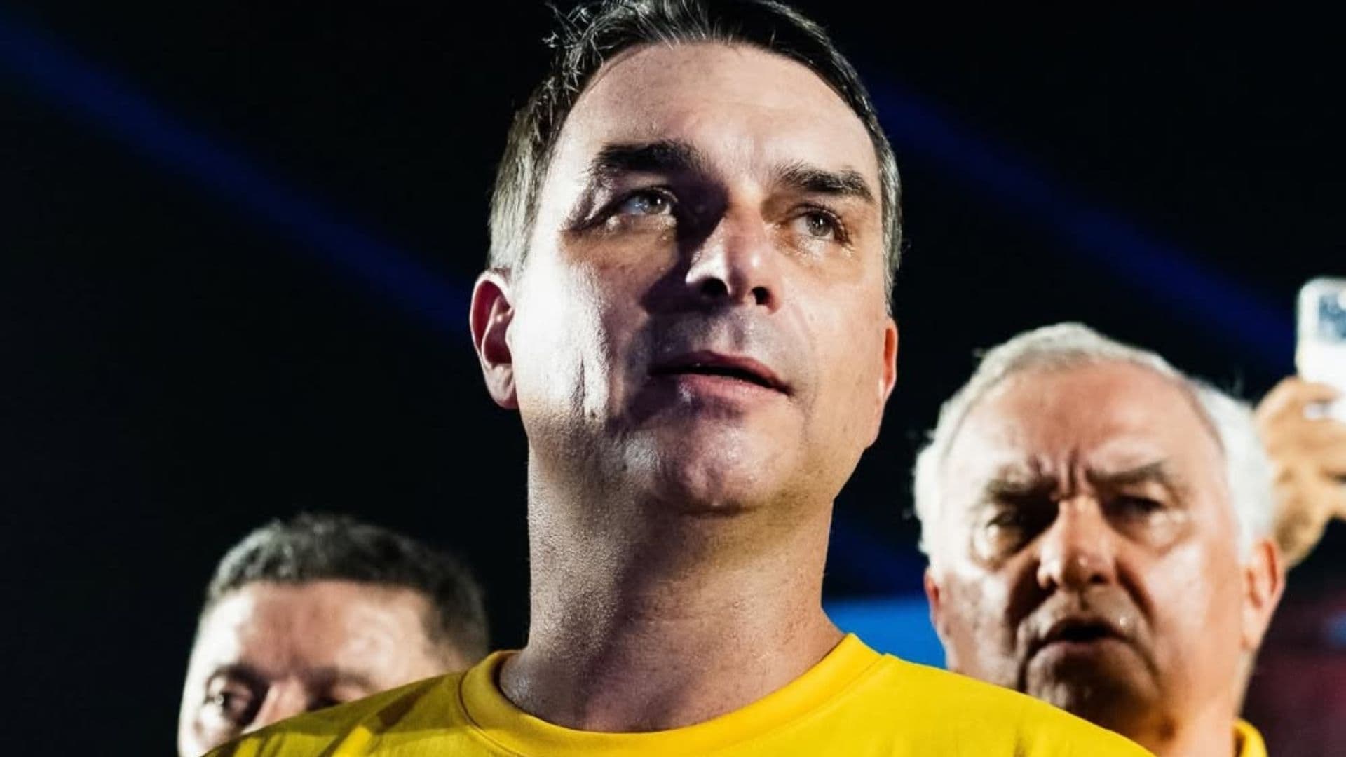 Flávio Bolsonaro supera Lula e assume liderança do segundo turno, aponta pesquisa