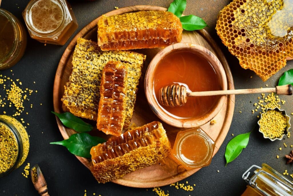 Mel: conheça os benefícios para a saúde e como adicioná-lo à alimentação