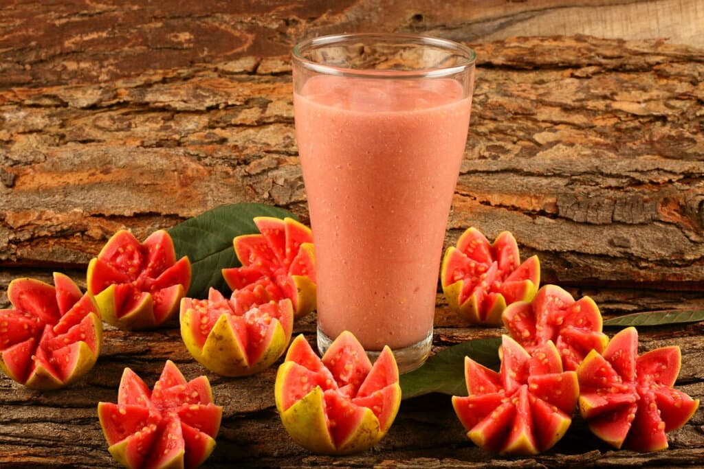 Goiaba: 8 benefícios da fruta para a saúde