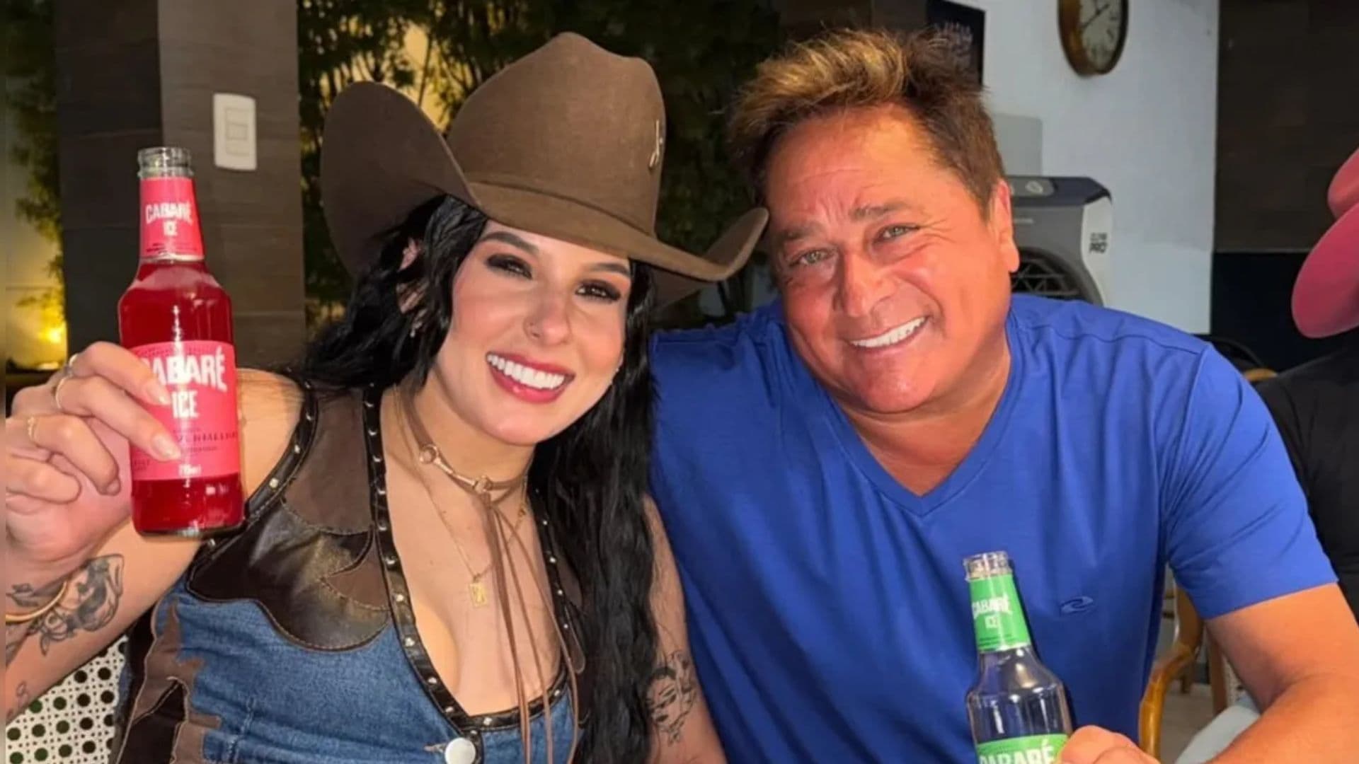 Ana Castela brinca com o ex-sogro, Leonardo, após partidas de futevôlei