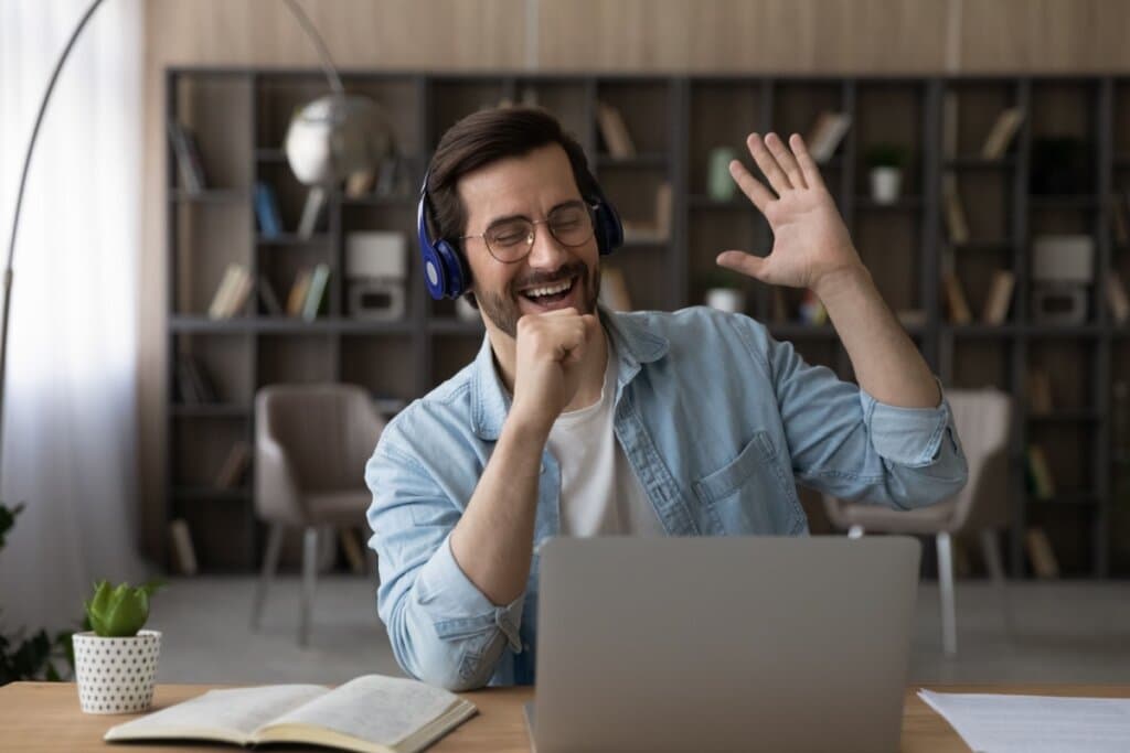 Entenda como cantar em inglês pode melhorar sua pronúncia