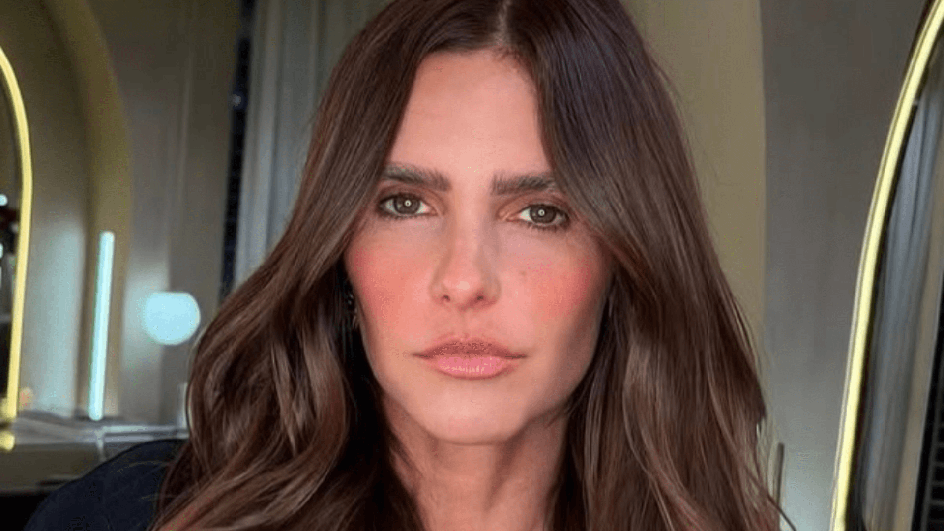 Fernanda Lima surpreende seguidores ao surgir morena nas redes sociais