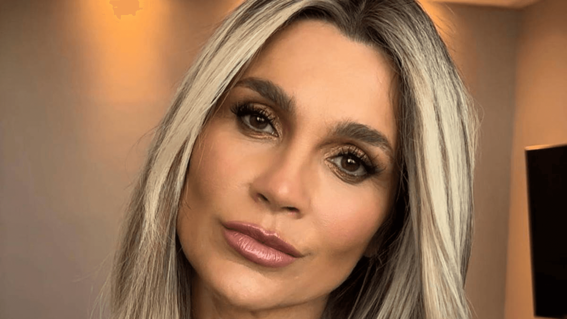 Flávia Alessandra surpreende ao mostrar acessório inusitado para maquiagem
