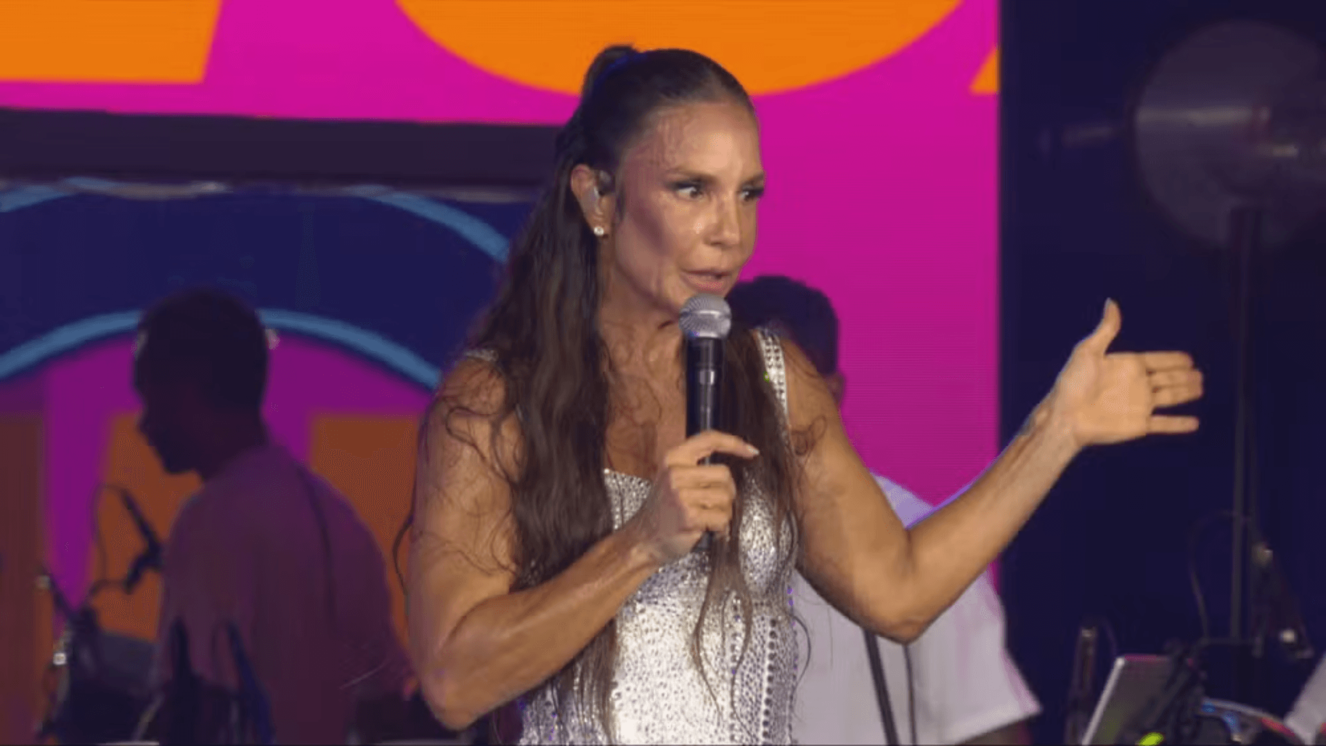 Ivete Sangalo revela detalhes de queda que resultou em cirurgia