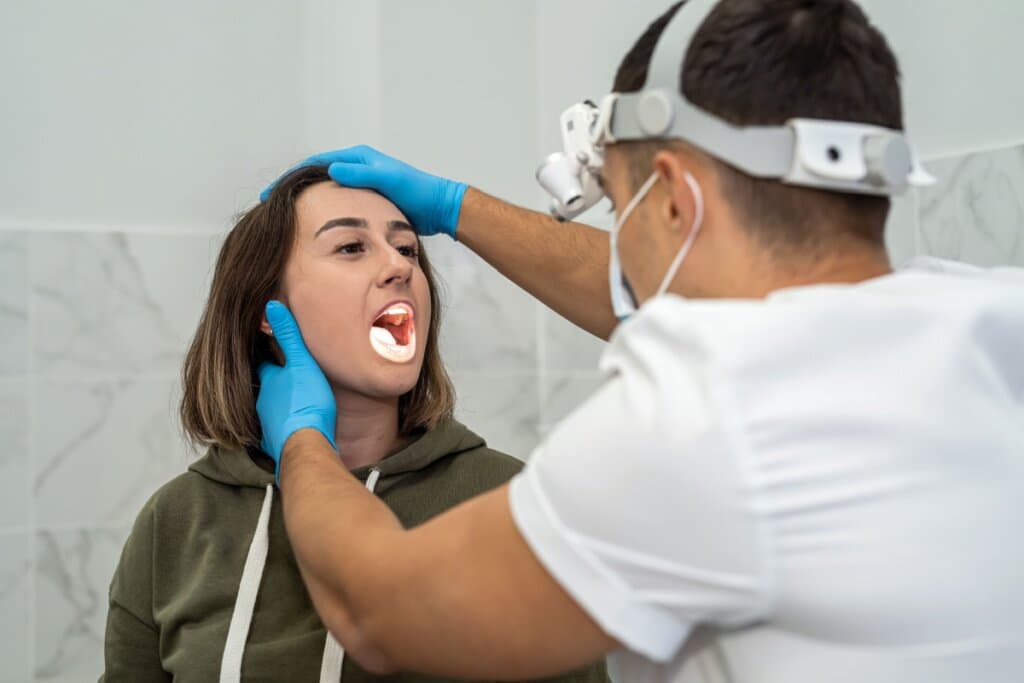 Mau hálito: 6 mitos e verdades sobre a halitose