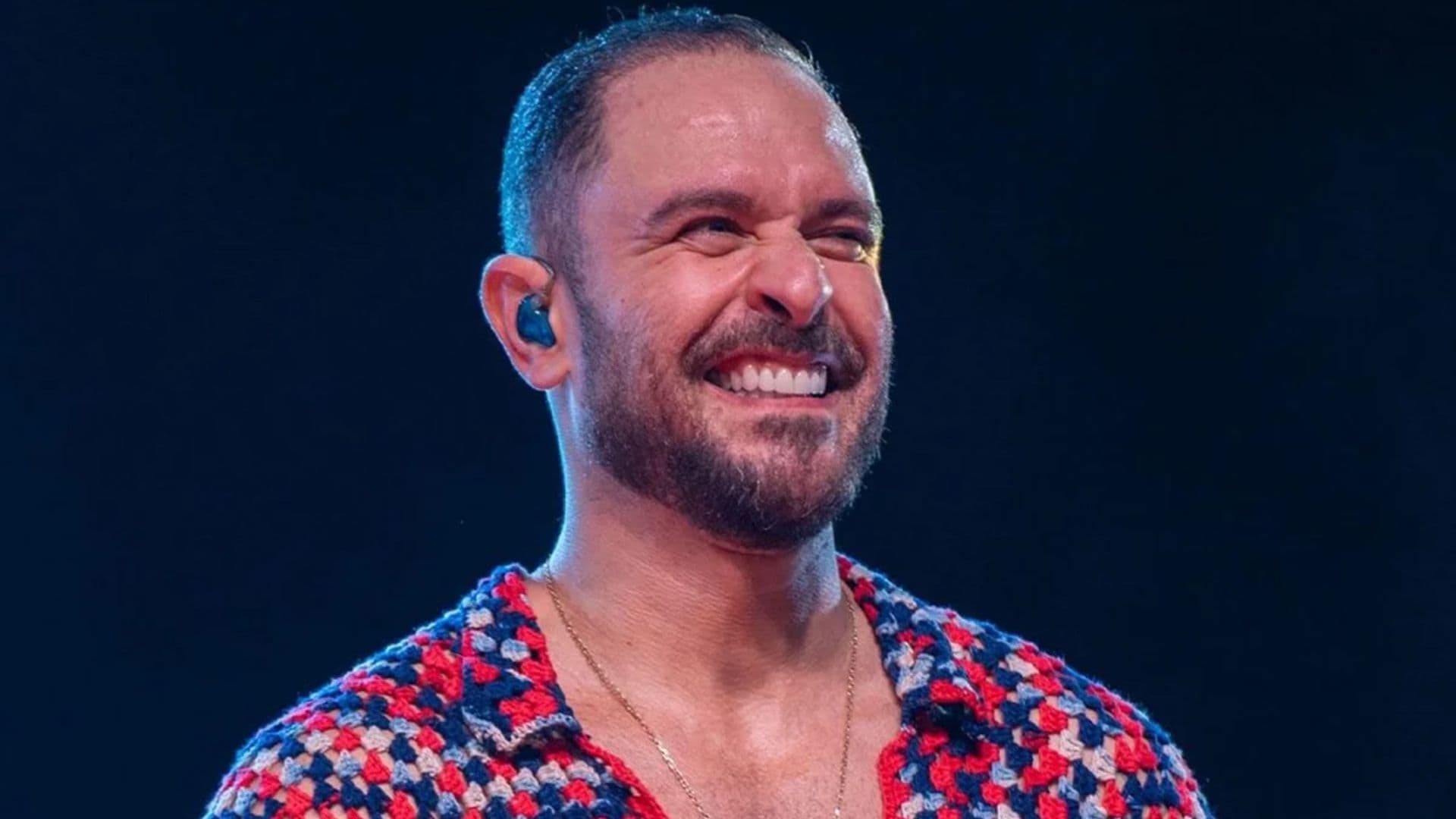 Diogo Nogueira aparece raspando a cabeça e levanta rumores de implante capilar