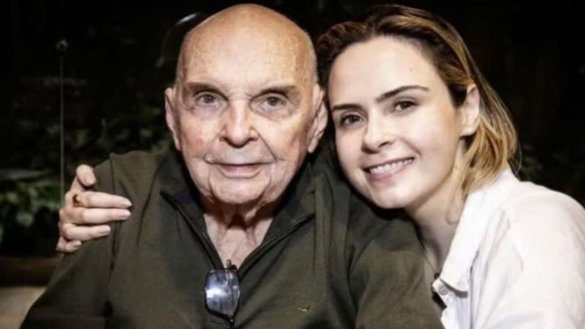 Irmã de Ana Paula responde críticas por beber na praia após a morte do pai