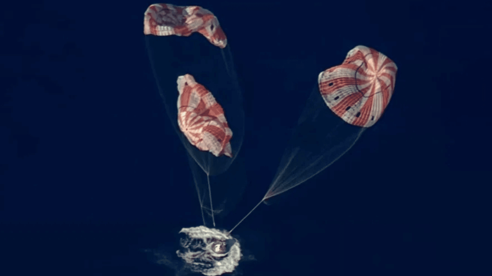 Confira o momento que a Artemis II pousa no mar em seu retorno à Terra