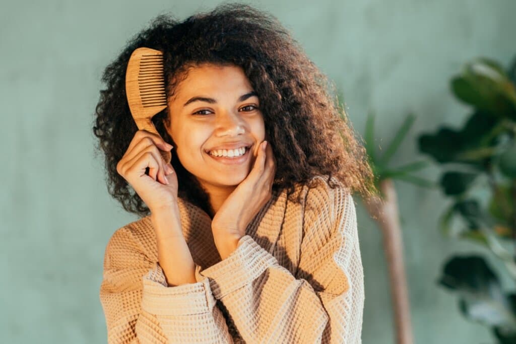 Você sabe desembaraçar o cabelo corretamente?